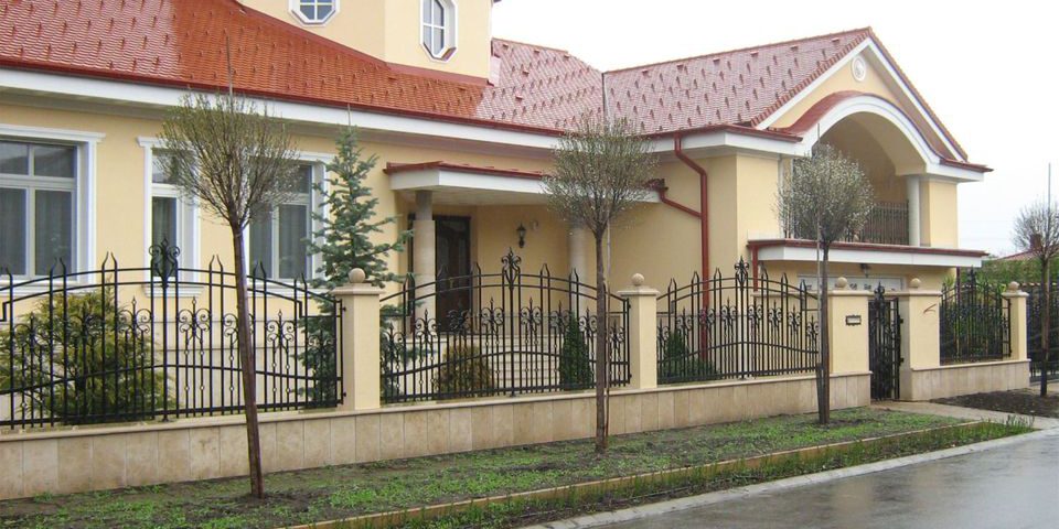 kovácsoltvas kerítés és kapu csigadísszel 1