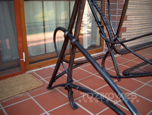 Kovácsoltvas kertibútor hintaágy 2