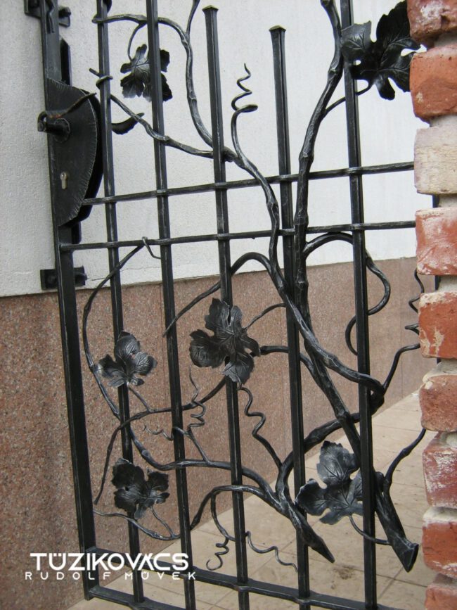 Szőlőindás kovácsoltvas térelválasztó 2